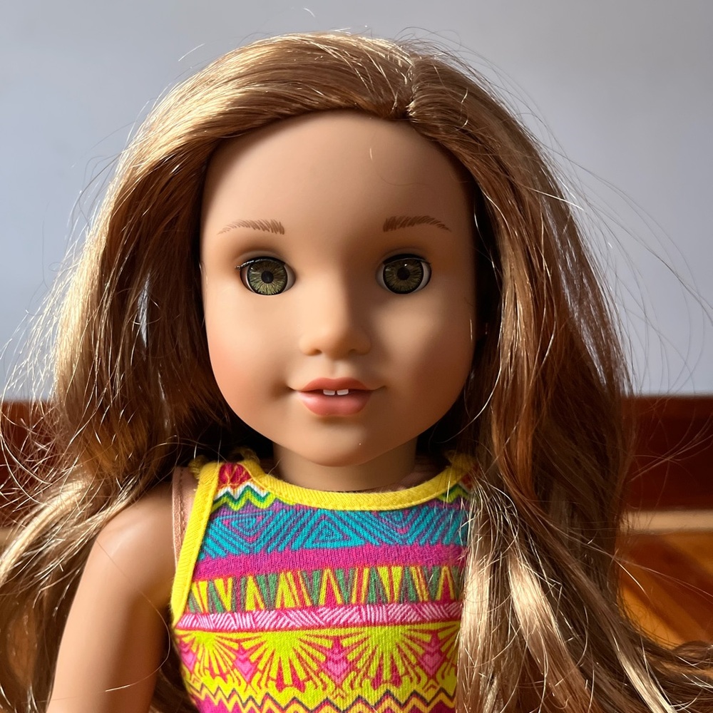 American Girl GOTY Lea w/ earrings and two outfits